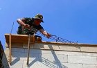 Satgas TMMD dan Warga Bahu-Membahu Renovasi Rumah Ibu Sumani